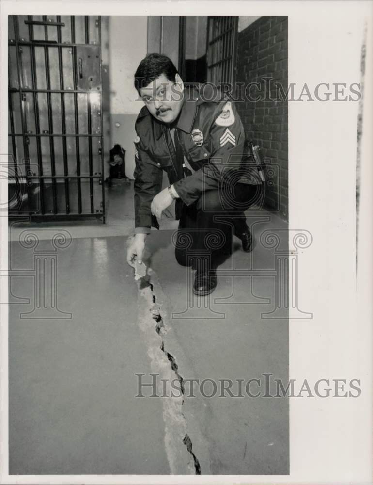 1991 Press Photo Easthampton policeman Tom Andrzejczyk shows crack in cell area.- Historic Images