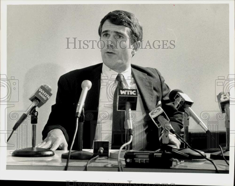 1983 Press Photo EPA regional director speaks to press in Springfield- Historic Images