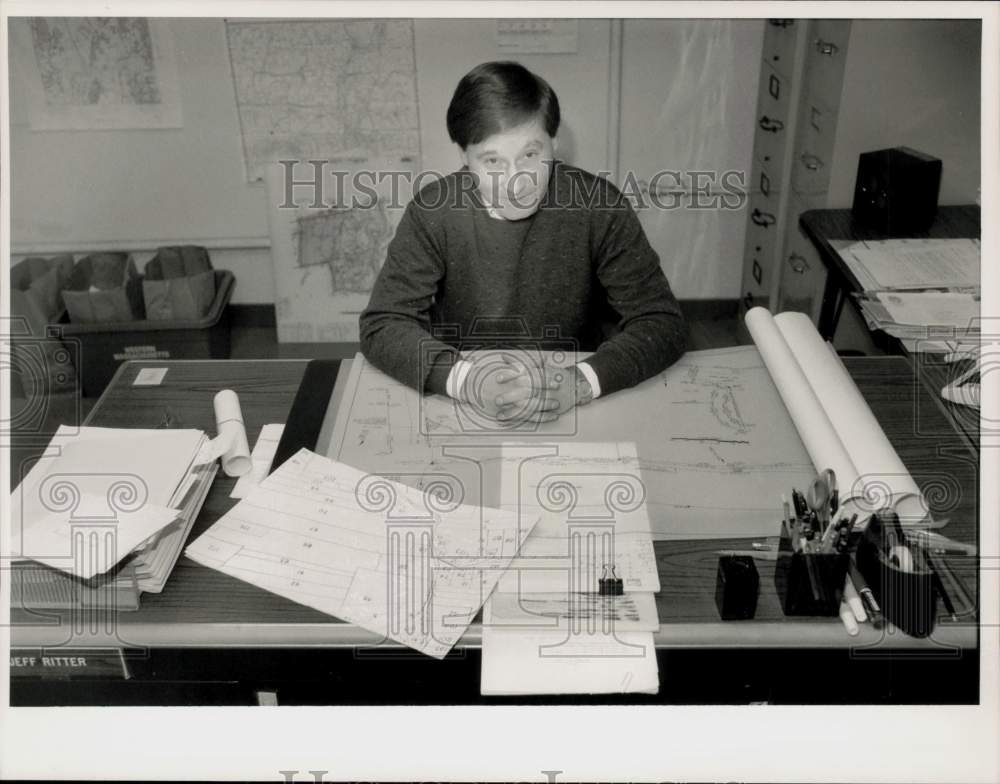 1989 Press Photo Jeff Ritter at his desk at Hatfield Town Hall. - sra21119- Historic Images