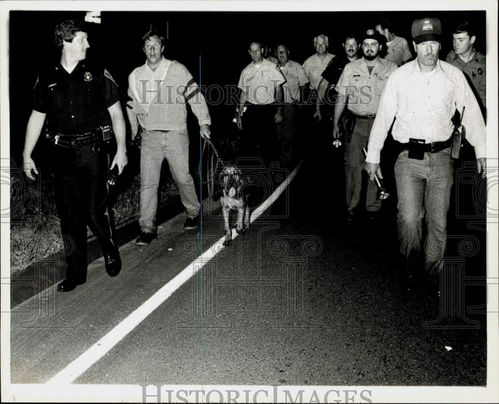 Press Photo Bloodhound with police tracking escapee on Maple Street in Enfield- Historic Images