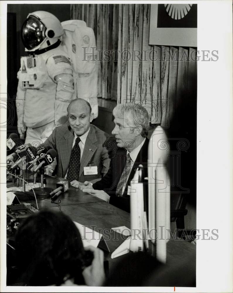 Press Photo Columbia astronauts Thomas Mattingly and Henry Hartsfield with press- Historic Images