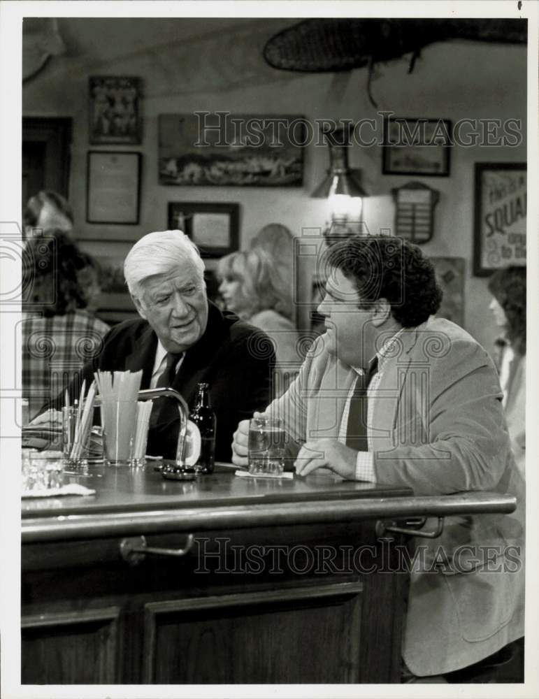 1983 Press Photo Congressman Tip O&#39;Neill, Actor George Wendt on TV Show &quot;Cheers&quot;- Historic Images