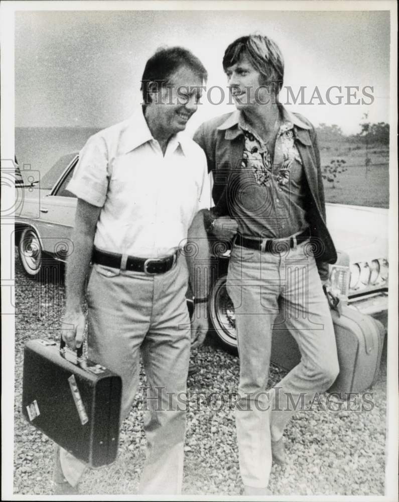 1976 Press Photo Jimmy Carter and Robert Redford walk to plane in Plains, GA.- Historic Images