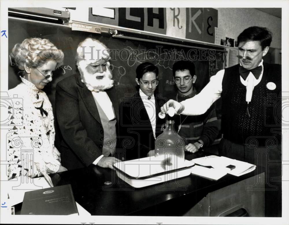 1990 Press Photo Students Watch Alexander Graham Bell Reenactment, Northampton- Historic Images