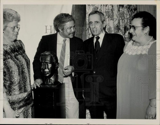 1988 Press Photo Artist and admirers at unveiling of bust of Tommy O'Connor- Historic Images