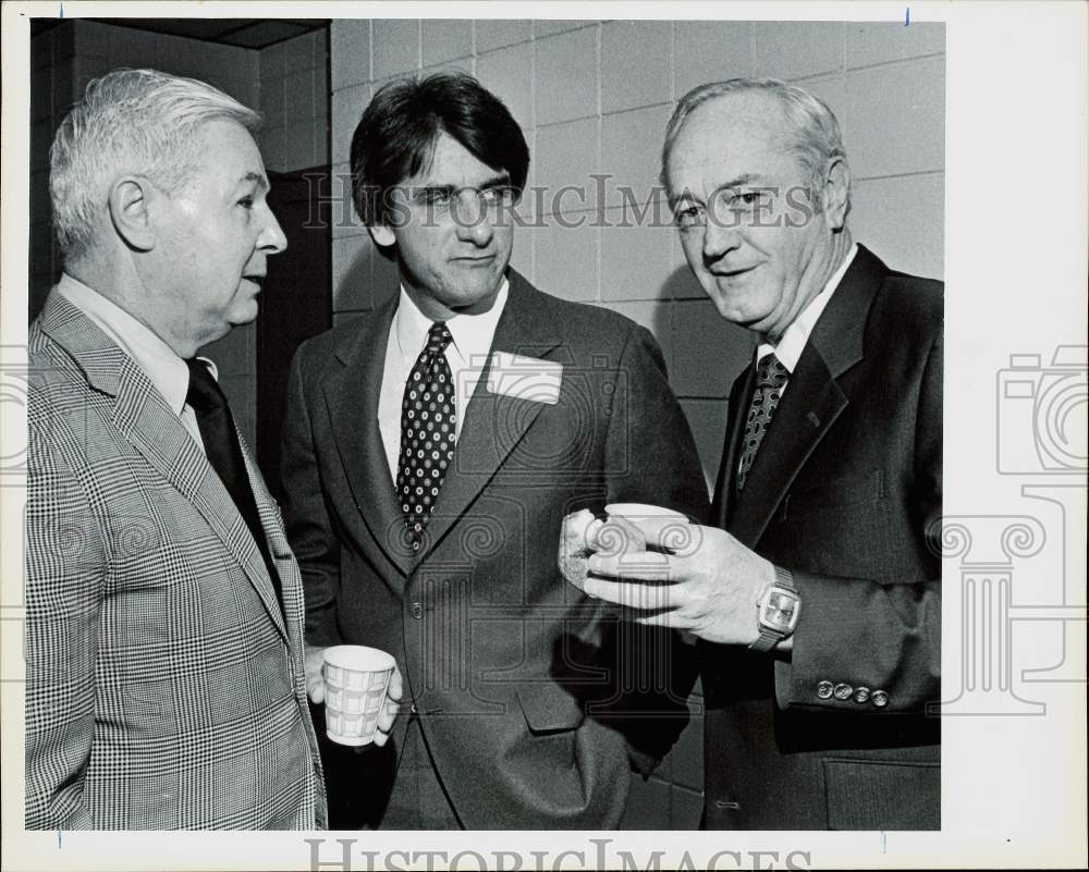 1980 Press Photo District Attorney Matty Ryan Chats with Springfield Officials- Historic Images