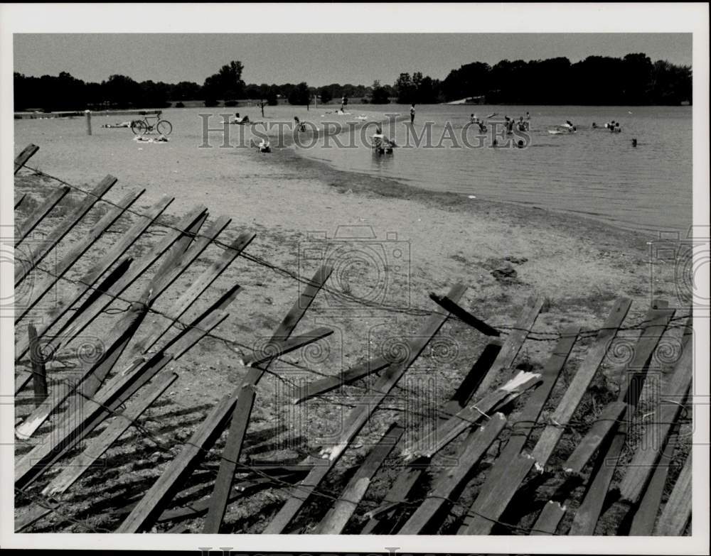 1990 Press Photo Broken Fence at Five Mile Pond in Springfield, Massachusetts- Historic Images