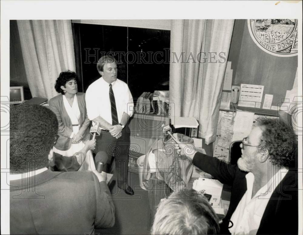 1989 Press Photo Mayor Martin Dunn talks to press on Prop 2 1/2, Massachusetts- Historic Images