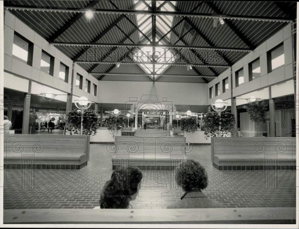 1986 Press Photo Ladies at the Food Court in Eastfield Mall, Massachusetts- Historic Images