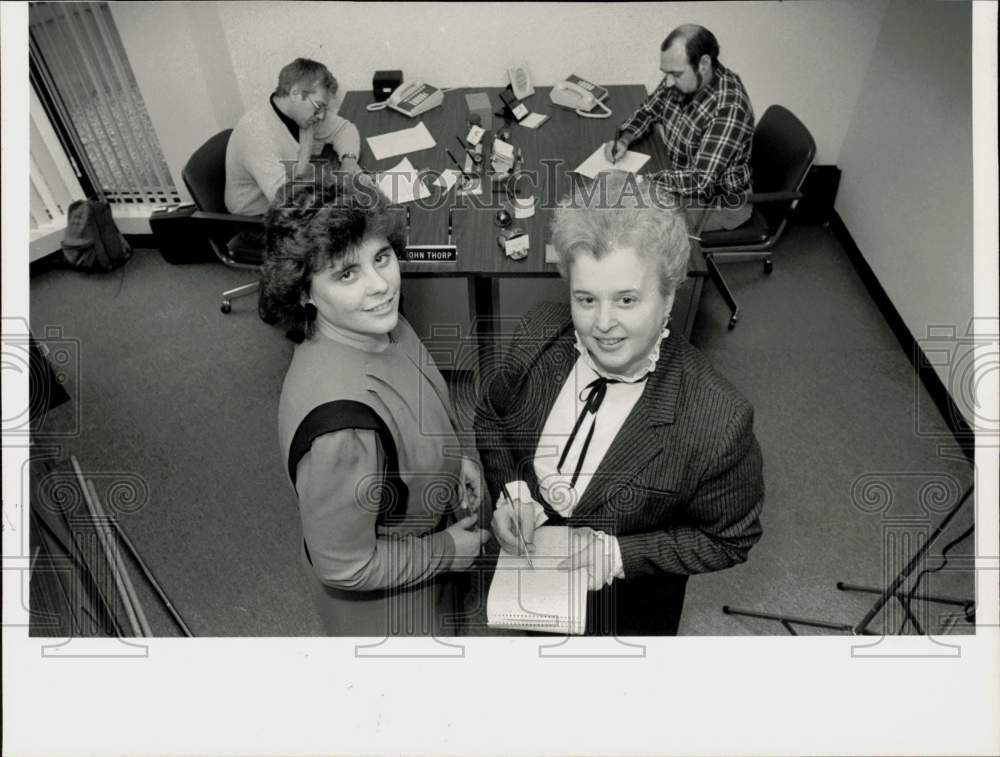 1985 Press Photo Kathy Kocot and Lynne Moore at North American Security Firm- Historic Images