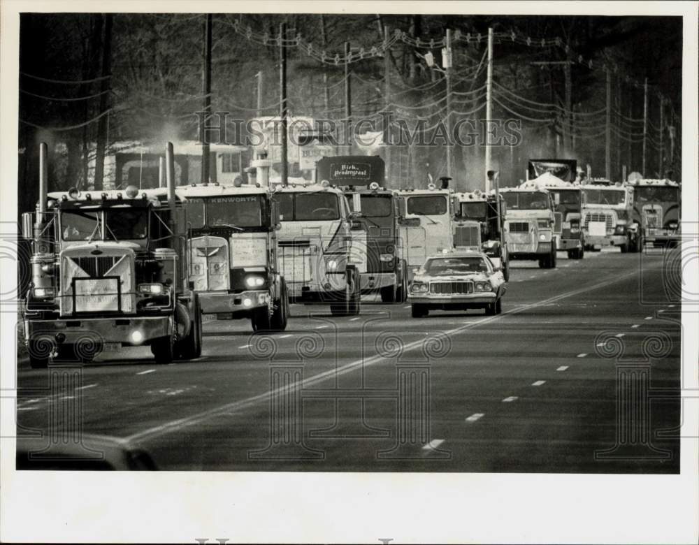 1983 Press Photo Truck convoy along Route 20 at Stonebridge, Massachusetts- Historic Images