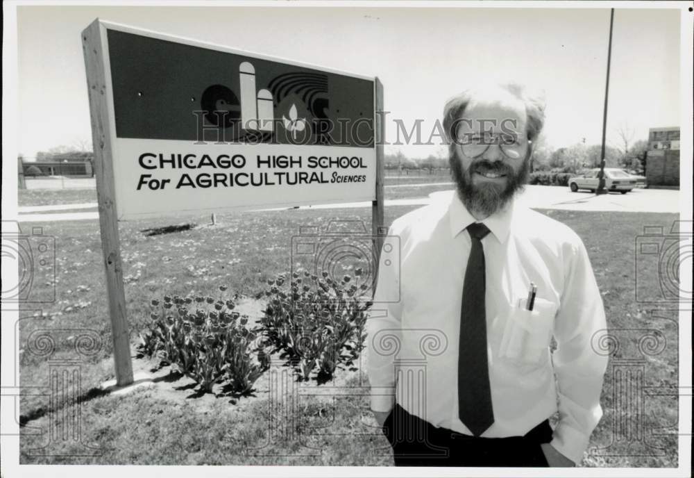 1989 Press Photo Kevin McCarthy at Chicago High School for Agricultural Sciences- Historic Images