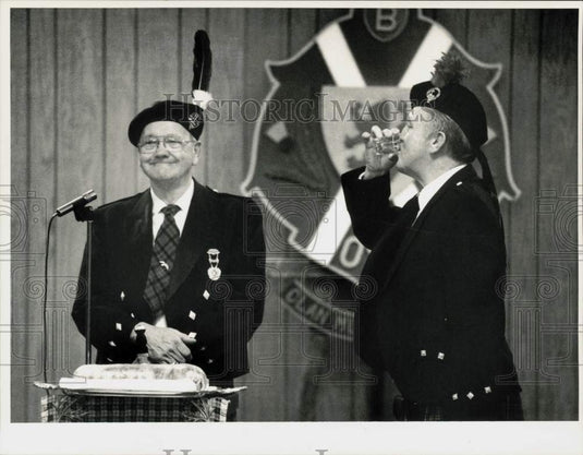 1988 Press Photo James McEwan & John Connell at Knights of Columbus in Chicopee- Historic Images