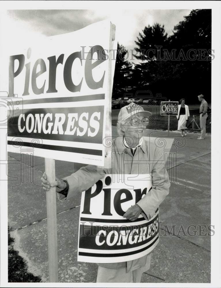 1991 Press Photo Marion Kelleher at Greenfield H.S. polling place, Massachusetts- Historic Images