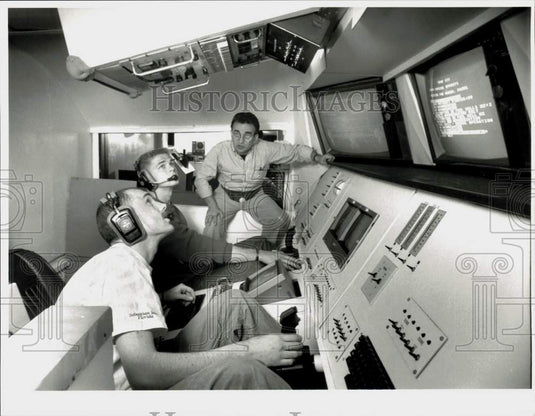 1991 Press Photo Greenfield Community College students' simulated space project.- Historic Images