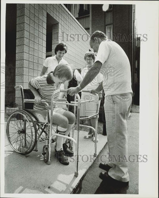 1982 Press Photo Maurice Chappy Garvey Leaves MA Hospital with Nurse, Parents- Historic Images