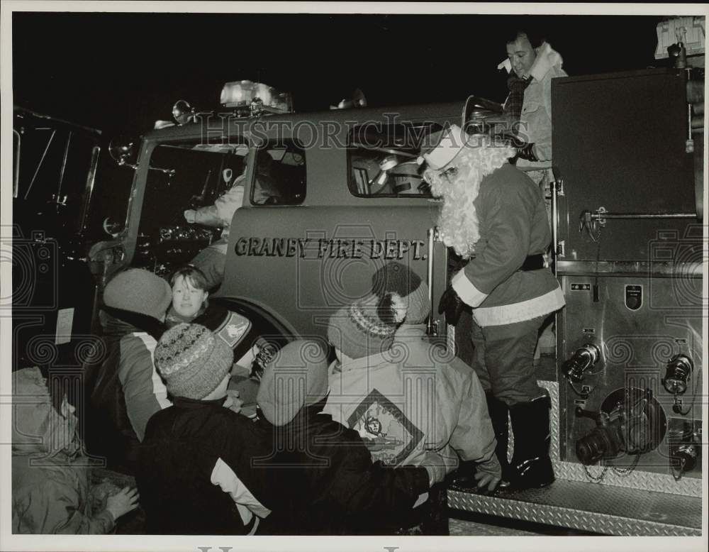 1989 Press Photo Santa Greets Kids at Granby Tree Lighting Ceremony, MA- Historic Images