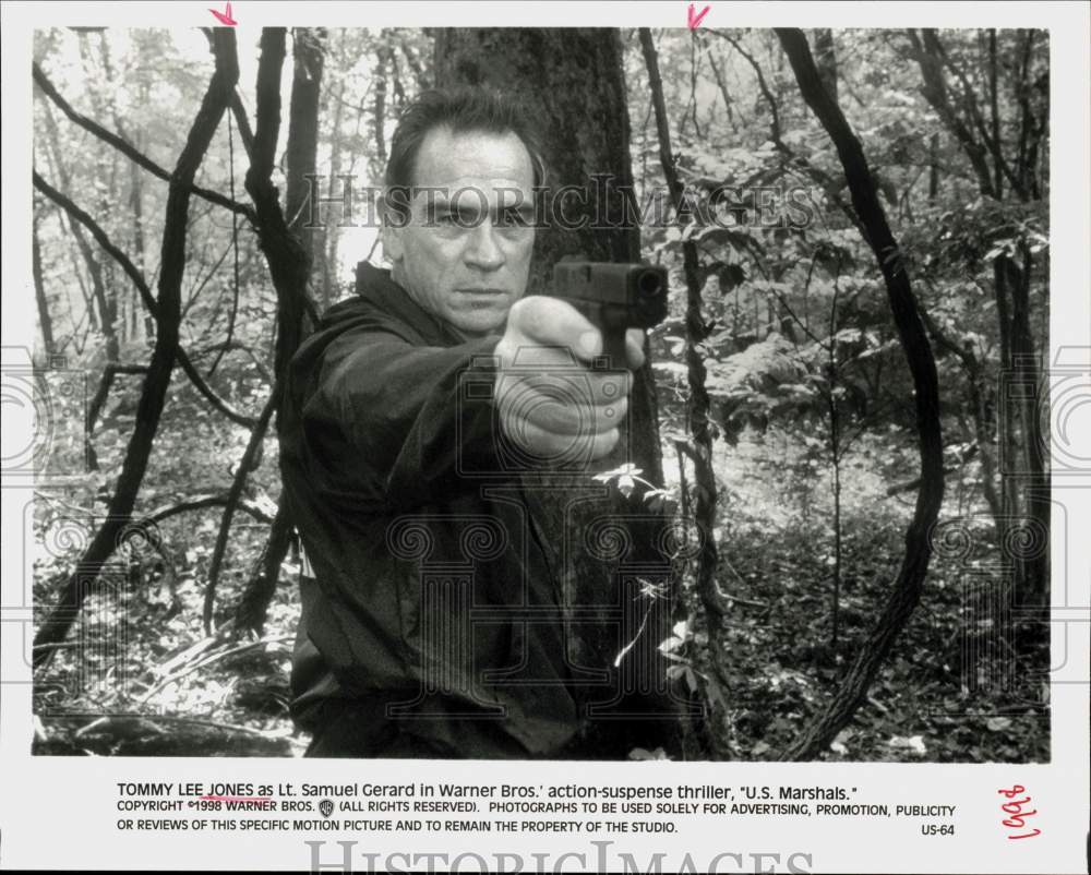 1998 Press Photo Actor Tommy Lee Jones in &quot;U.S. Marshals&quot; - srp13916 - Historic Images