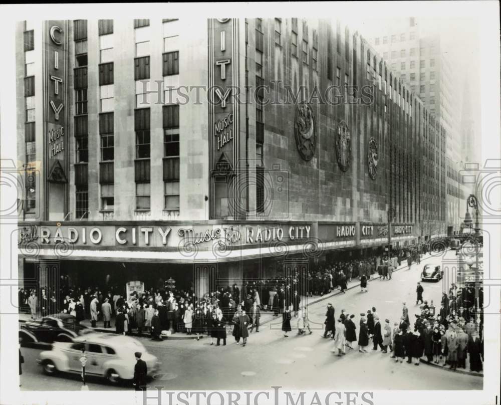 1942 Press Photo Crowds at Radio City Music Hall for &quot;Random Harvest&quot; Premiere - Historic Images