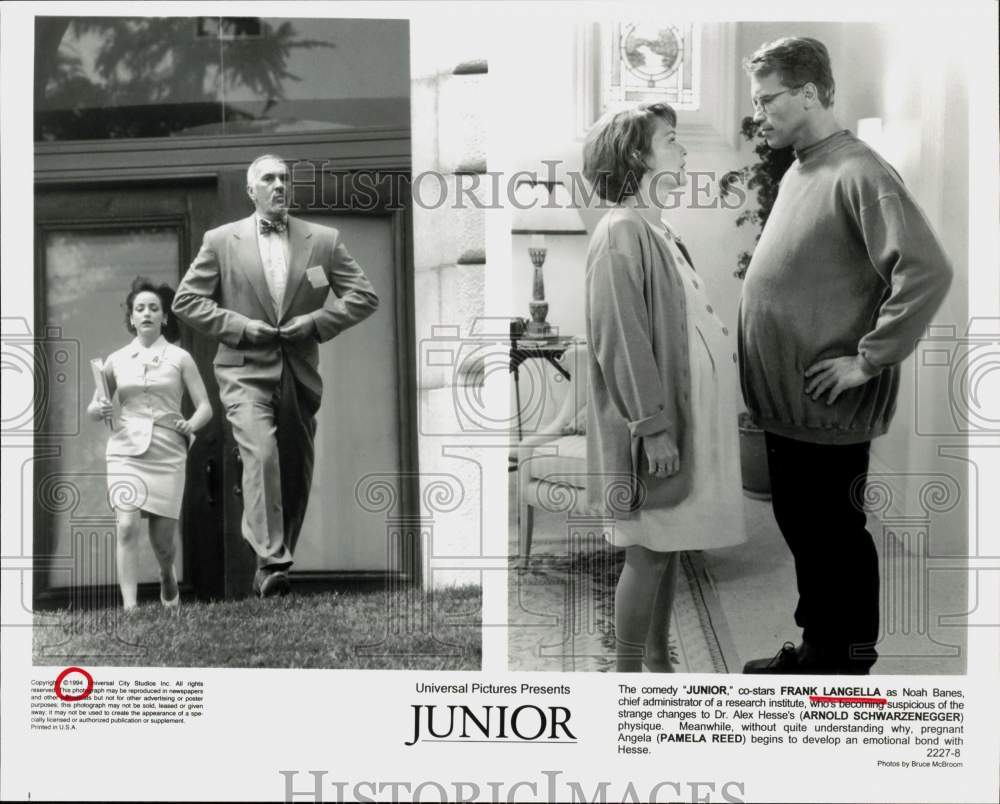 1994 Press Photo Frank Langella, Arnold Schwarzenegger, Pamela Reed in &quot;Junior&quot; - Historic Images