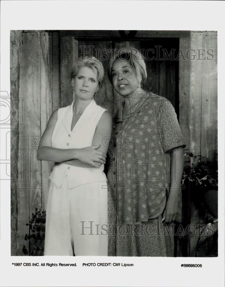 1997 Press Photo Meredith Baxter, Della Reese in &quot;Miracle in the Woods&quot; - Historic Images