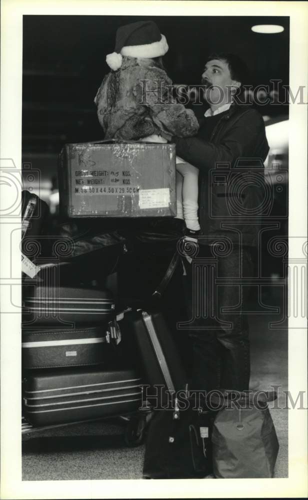 1991 Press Photo Steve and Emily Brown arrive at Hancock Airport, Syracuse, NY- Historic Images