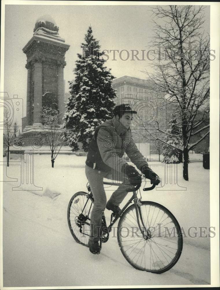 1987 Dan Hegarty, Syracuse University Student Rides Bicycle in Snow - Historic Images