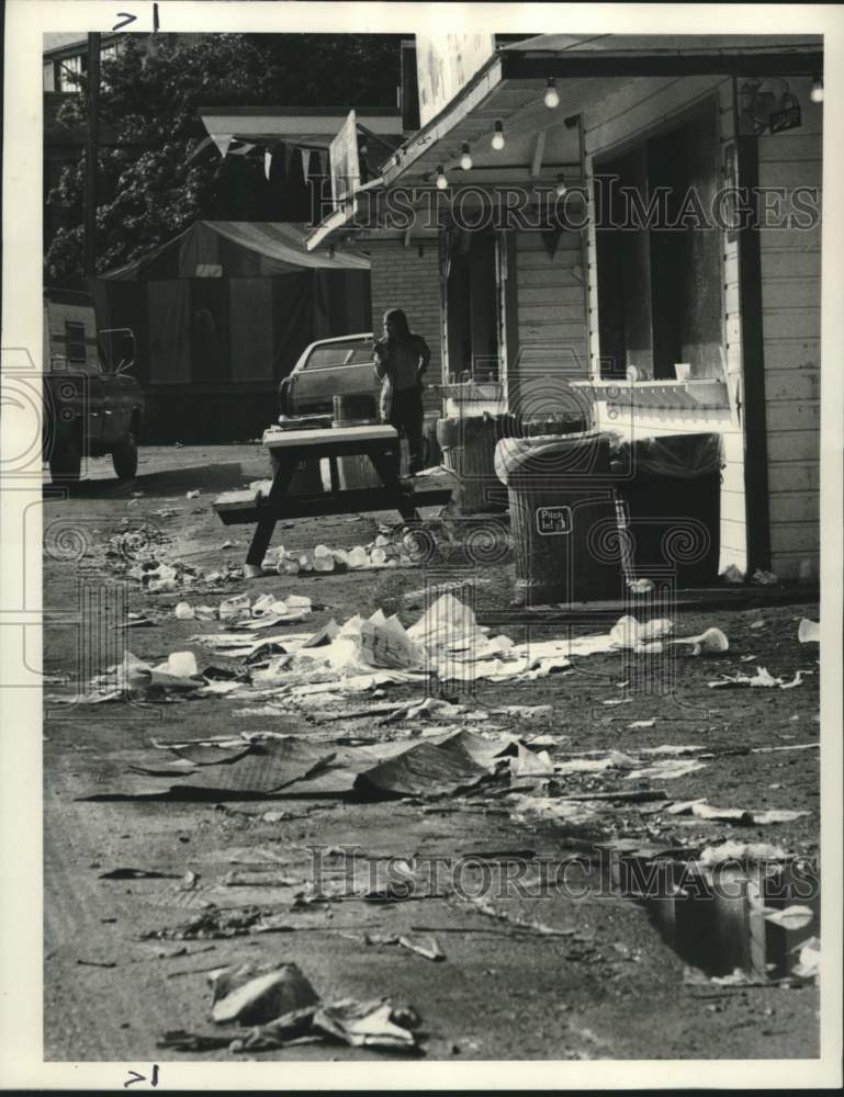 1977 Press Photo Garbage Left Behind at New York State Fair Grounds - Historic Images