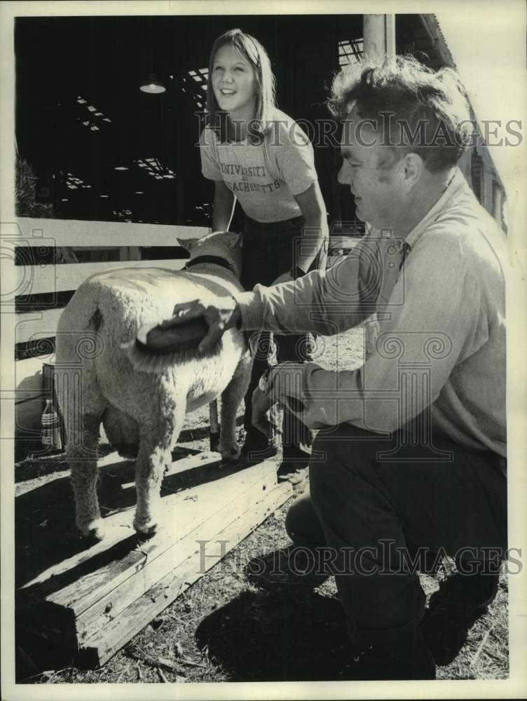 1976 Press Photo Susan and James Jenkins Groom Sheep at New York State Fair - Historic Images