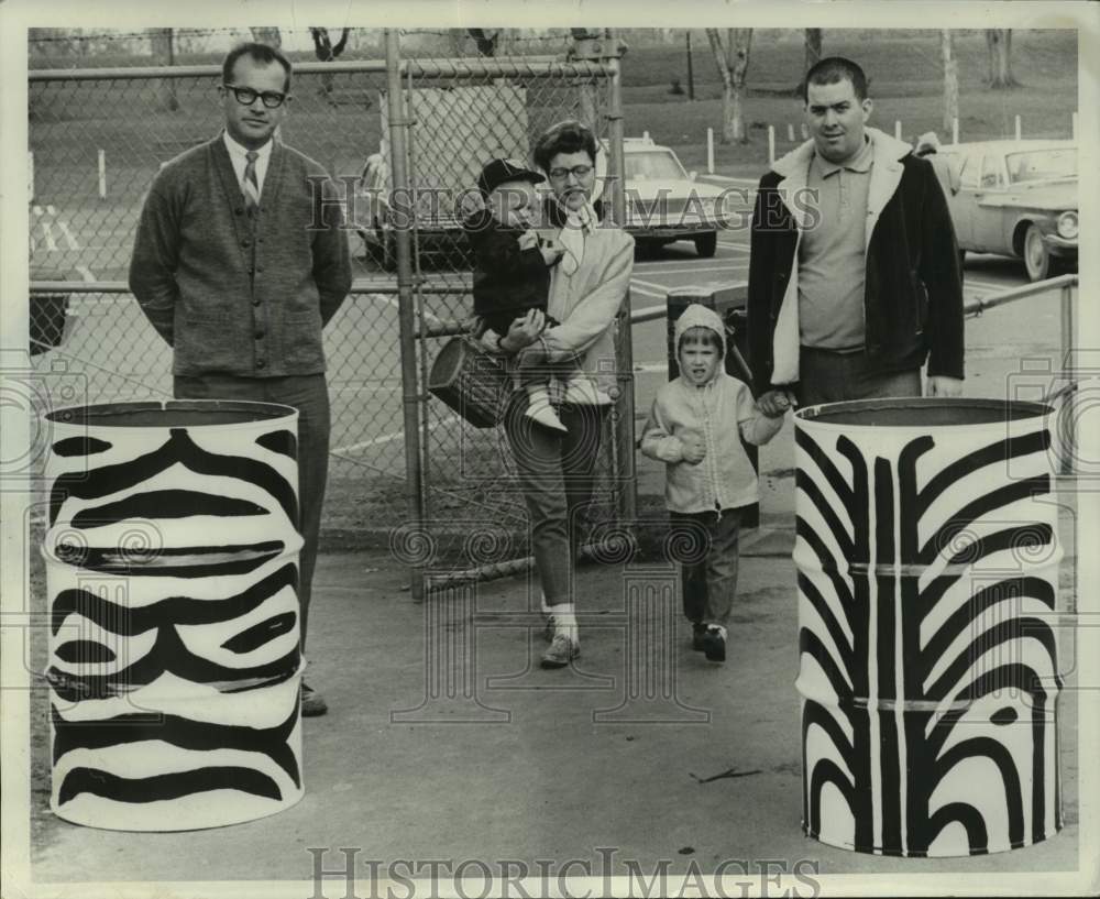 1967 Burnet Park Zoo Director Charles Clift and Guests at Zoo - Historic Images