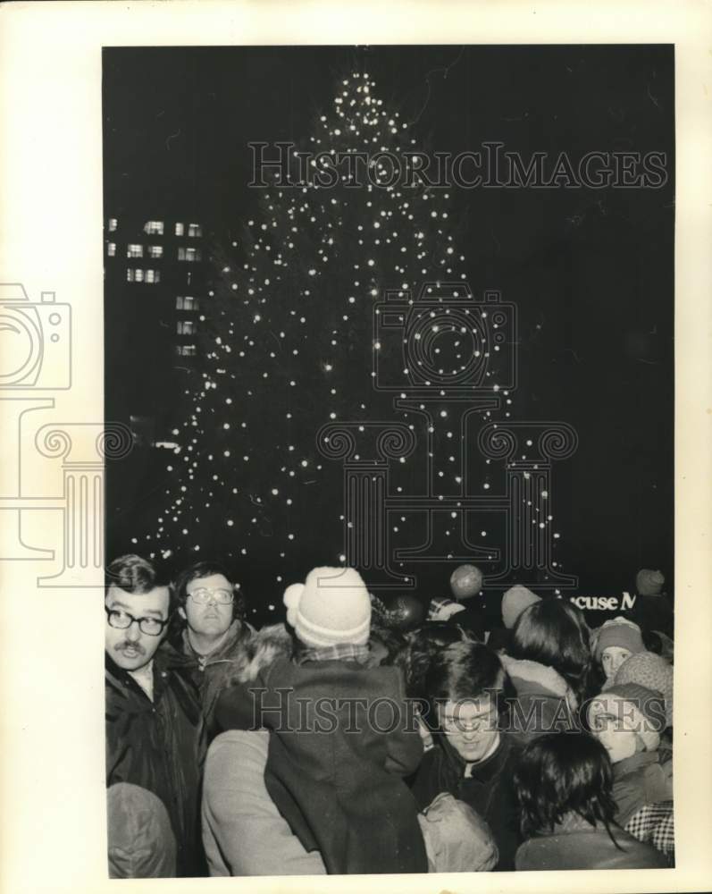 1975 Press Photo Christmas Tree Lighting Ceremony at Clinton Square in Syracuse - Historic Images