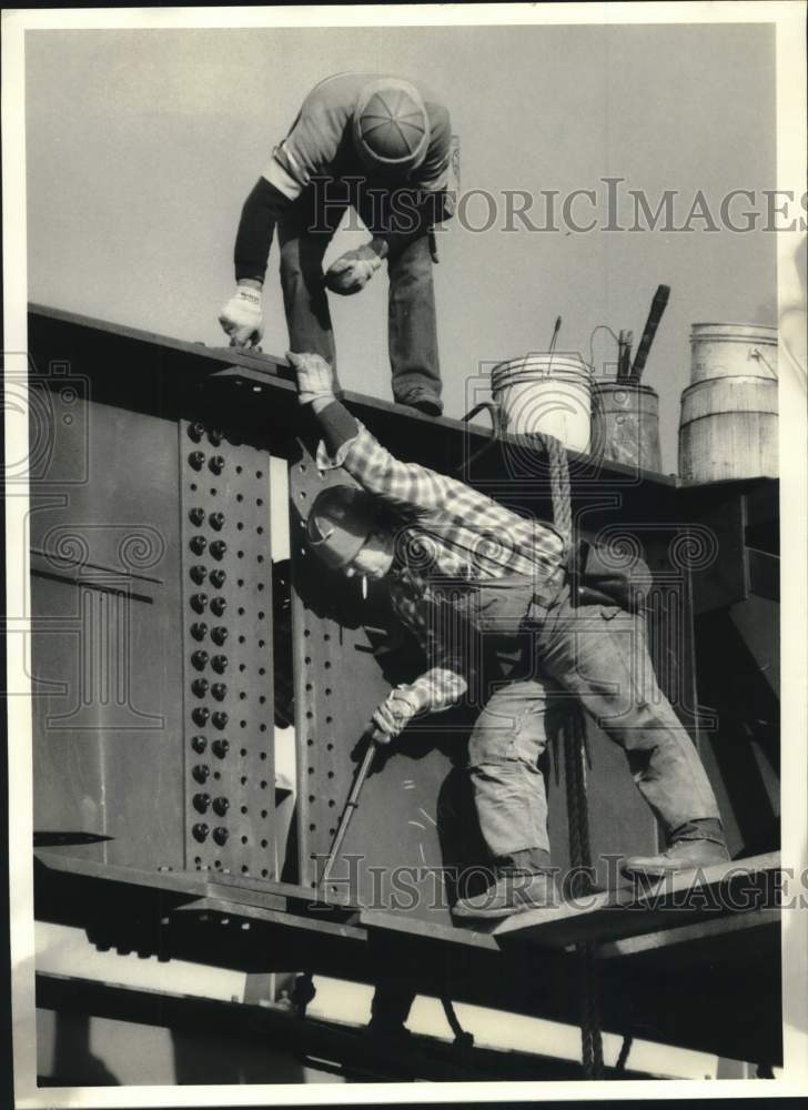 1984 Press Photo Clayton Gates, Rigger at Route 81 Interstate Construction - Historic Images