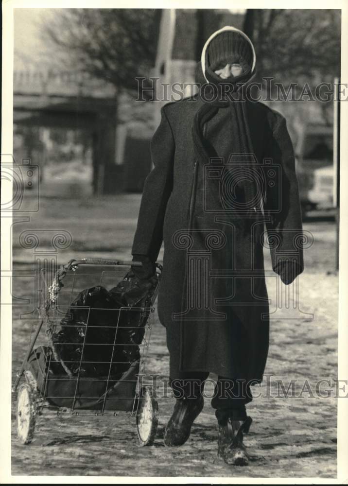 1987 Press Photo Margaret Hallett, Walking on Snowy Salina Street in Syracuse - Historic Images