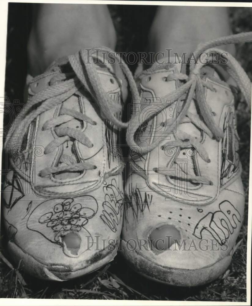 1987 Press Photo Wheeler Middle School Student Sneaker Contest Winner Shoes - Historic Images