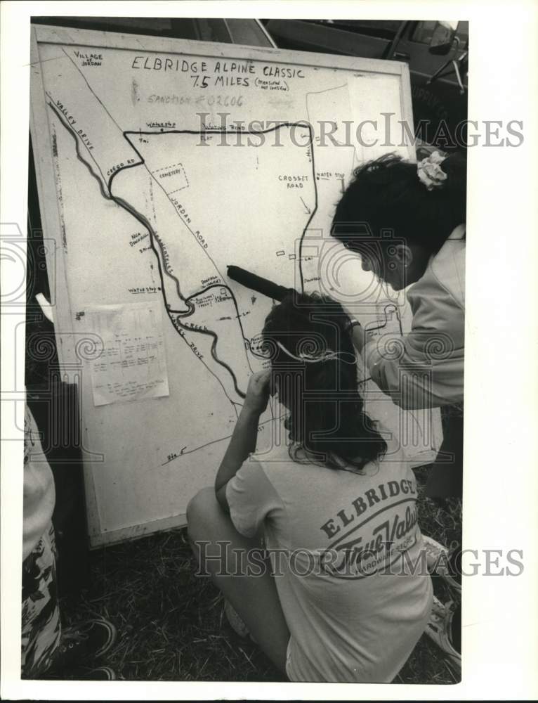 1987 Press Photo Tina and Elaine Goss at Elbridge Alpine Classic Run Map- Historic Images