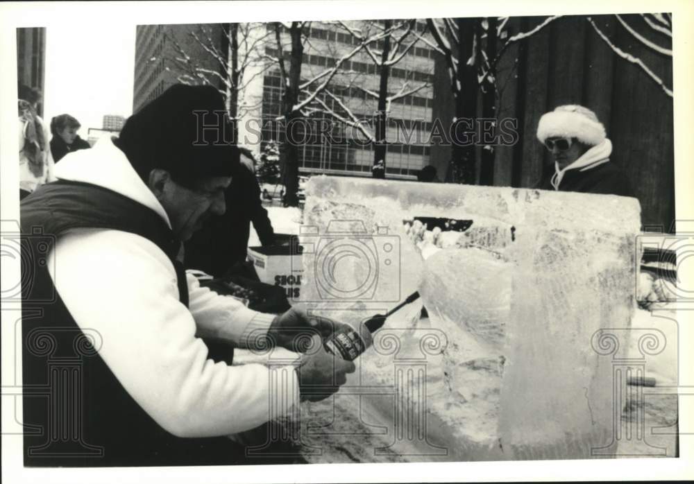 1991 Press Photo ice Sculptor at Work at Winterfest Event in Syracuse - Historic Images