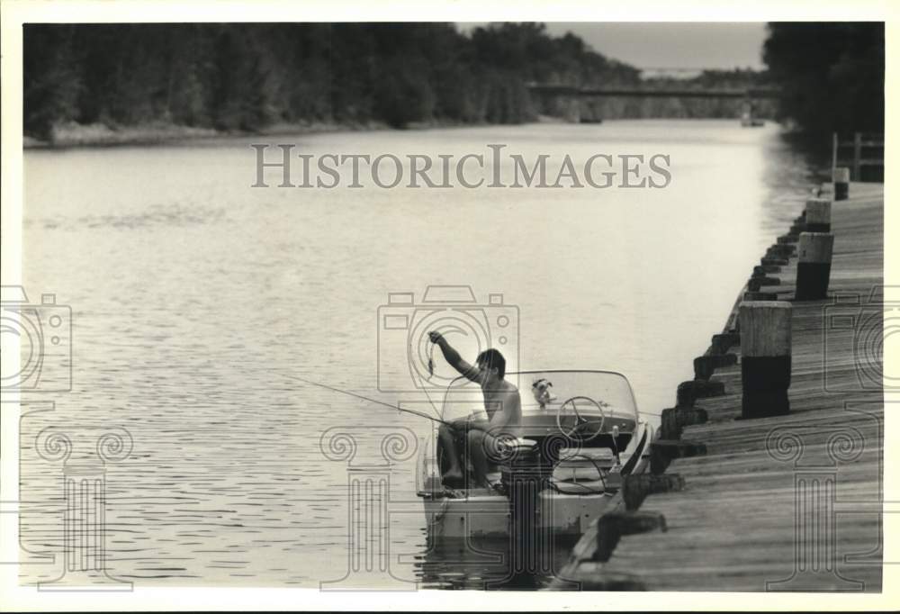 1989 Press Photo Ed Zurn Fishing From Boat on Erie Canal Dock Near Lock 23 - Historic Images