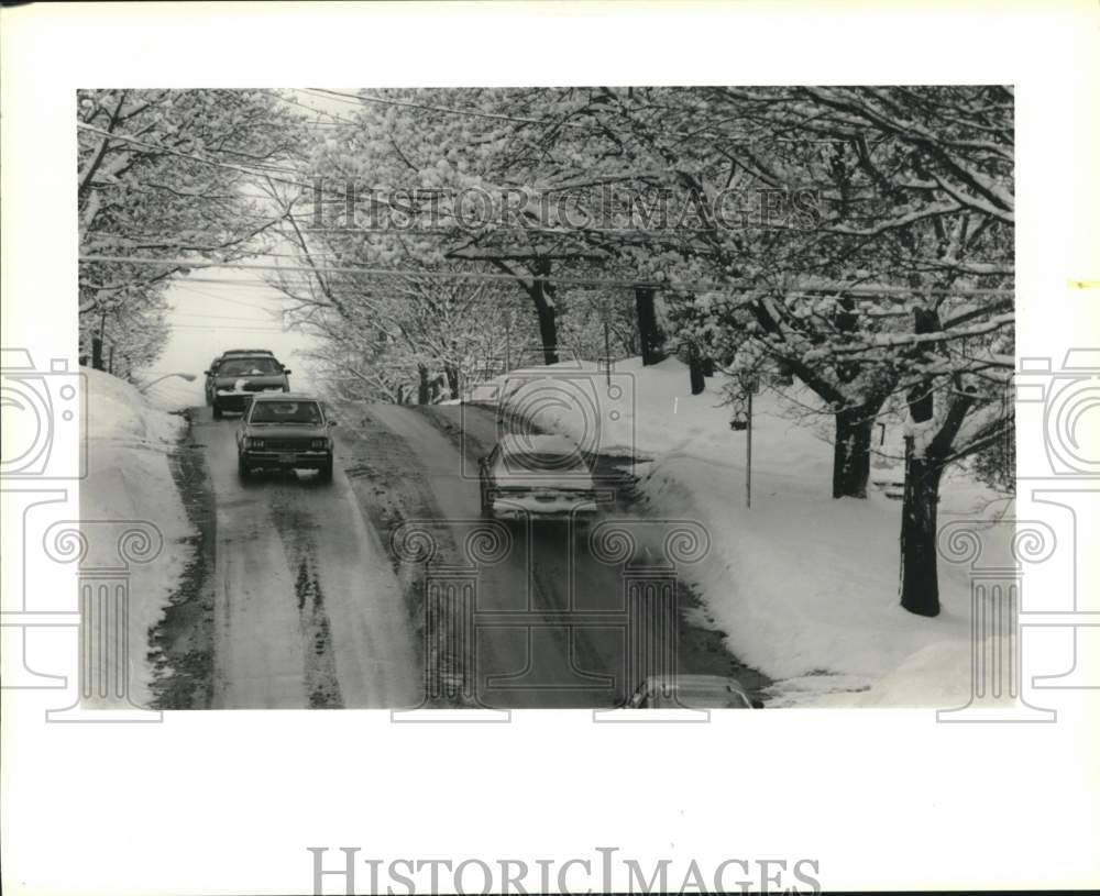 1989 Press Photo Automobile Traffic on Snow Covered East Utica Street in Oswego - Historic Images