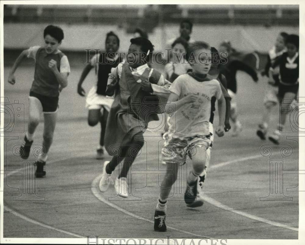 1987 Press Photo Students Running at Carrier Dome Event - sya05242 - Historic Images