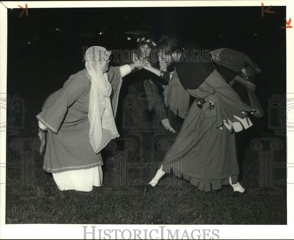 1988 Press Photo Society for Creative Anachronism Performers Dance and Sing - Historic Images