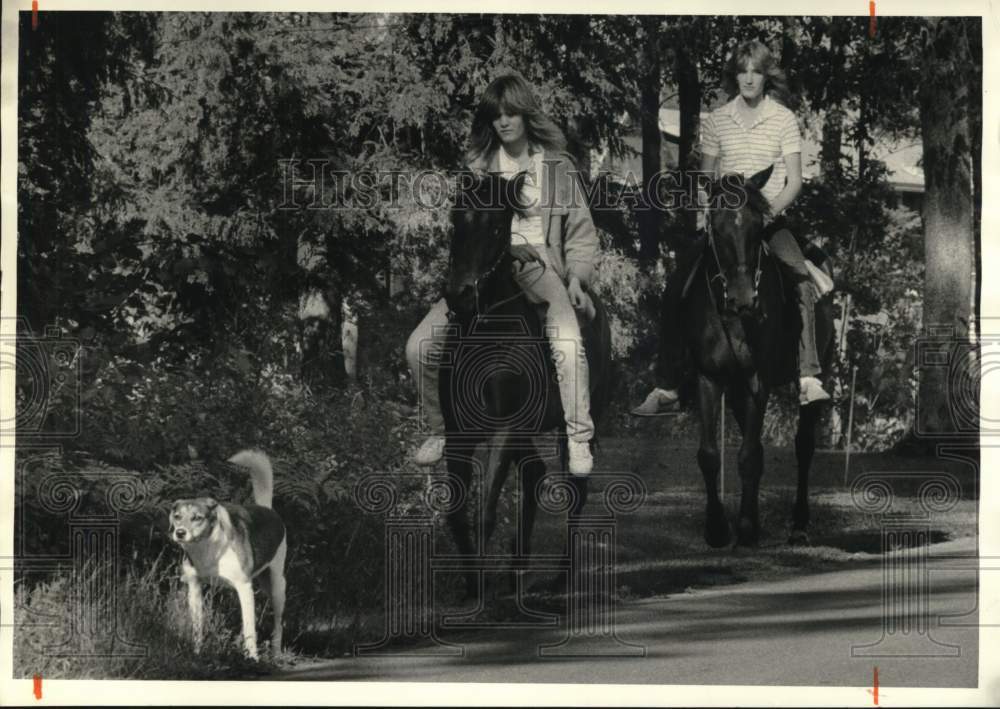 1984 Press Photo Horse Riders Kim Stedman and Friend on Hill Road Near Oneida- Historic Images