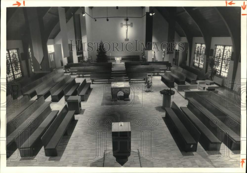 1984 Press Photo Over View of St. Anthony&#39;s Church Pews in Cortland New York - Historic Images