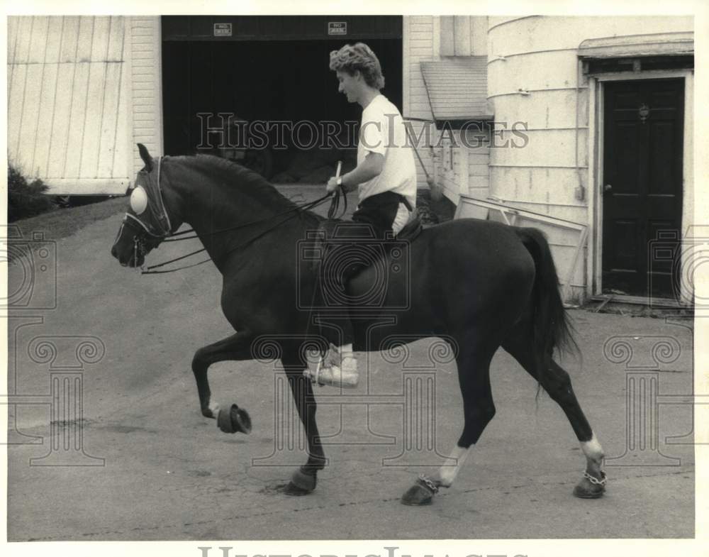 1985 Press Photo Douglas Wade Horseback Riding Student at Saddleback Farm - Historic Images