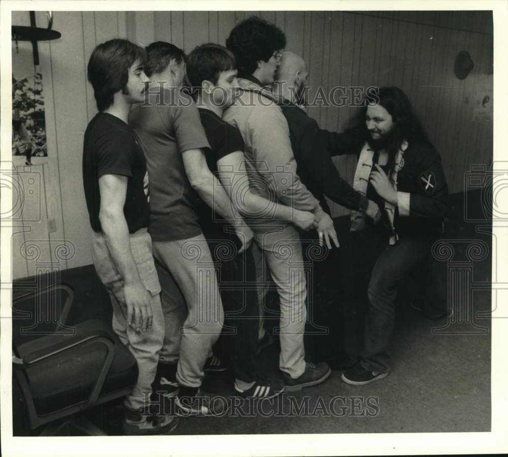 1985 Press Photo Johnny Walsh Practicing One Inch Punch with Students - Historic Images