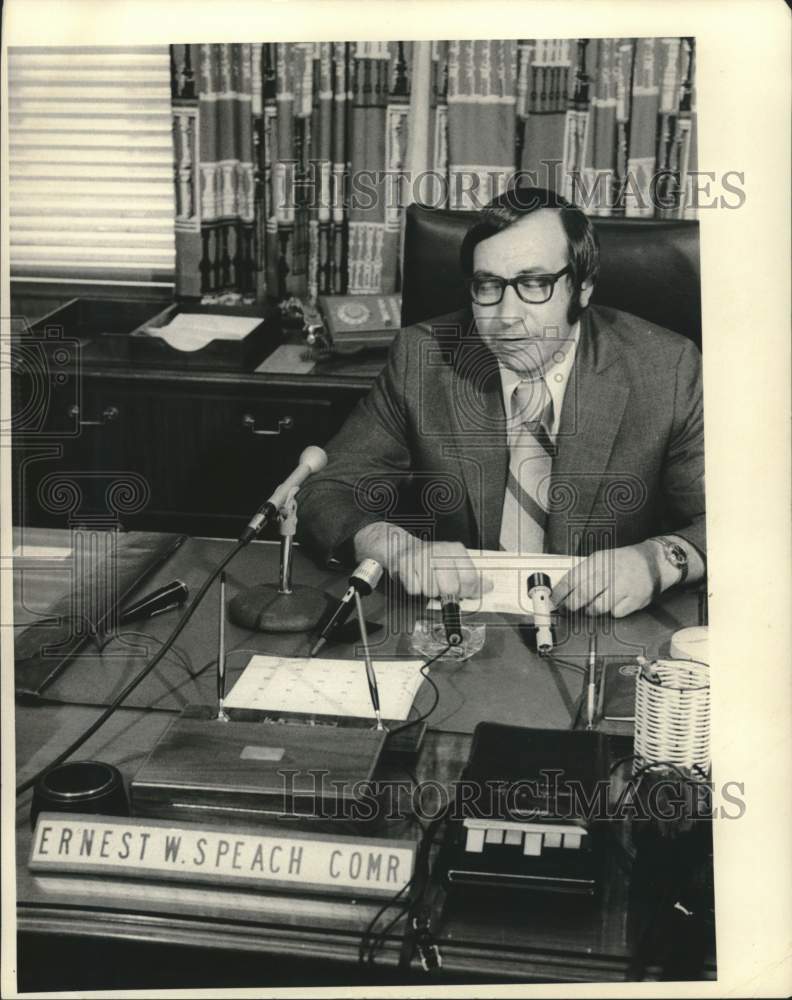 1973 Press Photo Ernest W. Speech at Desk Conference - Historic Images