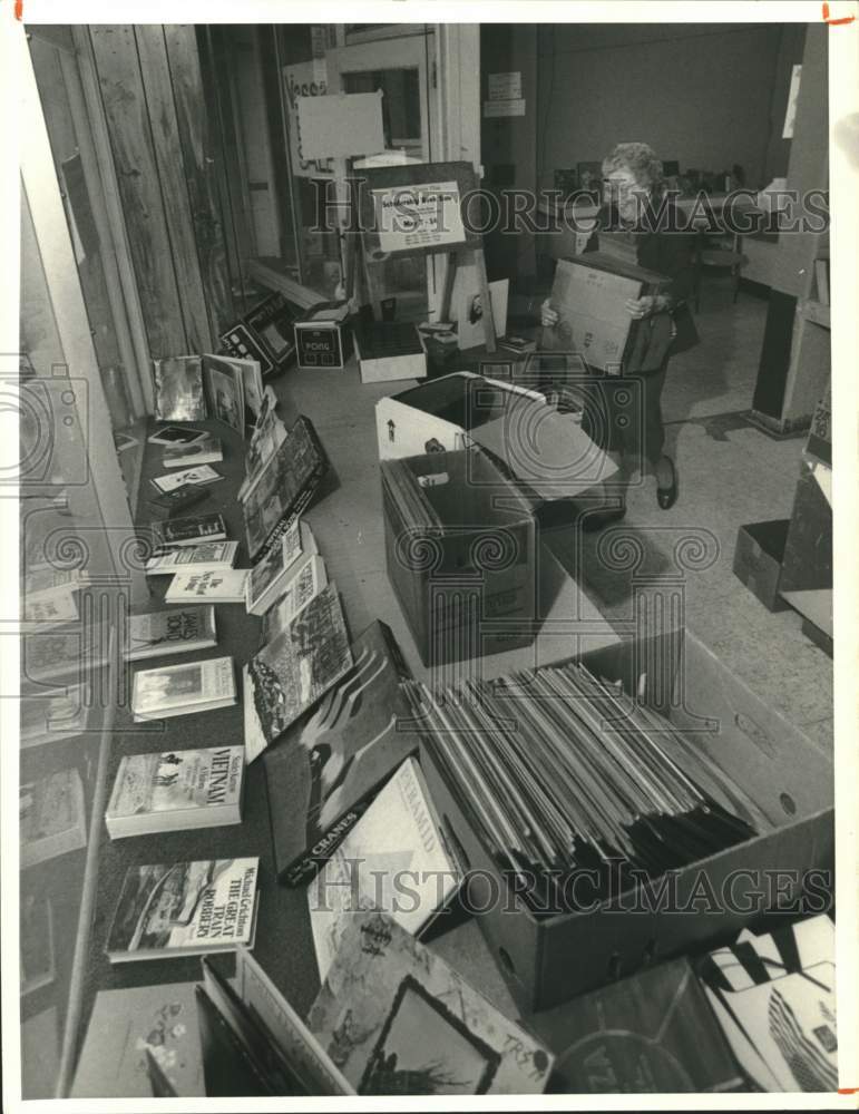 1988 Press Photo Harriett Hall at Vosser Book Sale on West Fayette in Syracuse - Historic Images