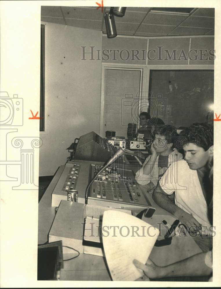 1986 Press Photo Syracuse University &quot;Santa Barbara&quot; Movie Directors in Studio - Historic Images