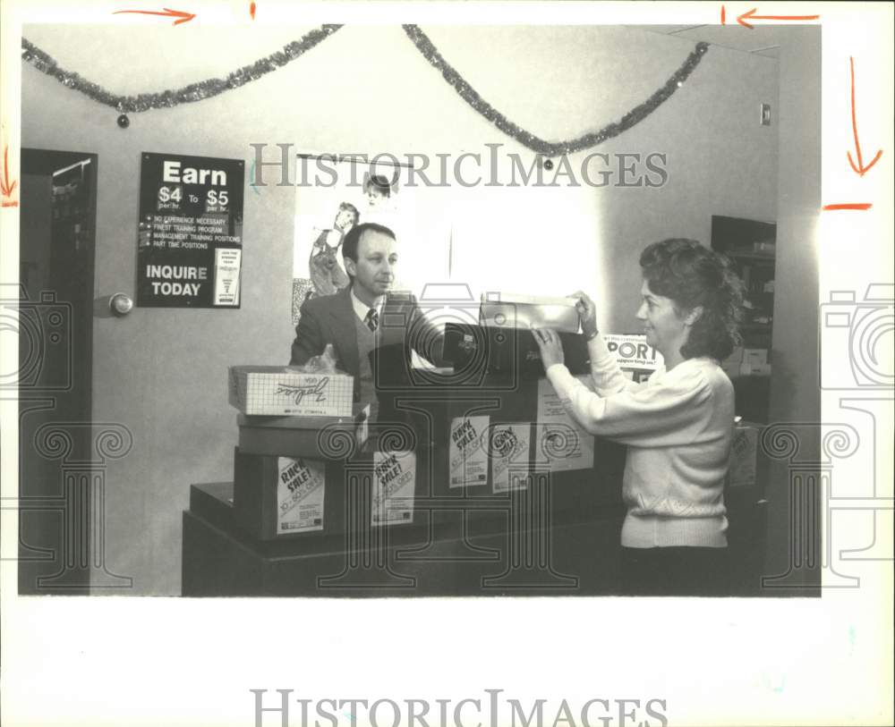 Press Photo Mike McGiff with Customer at Young&#39;s Shoe Store in Oswego - Historic Images