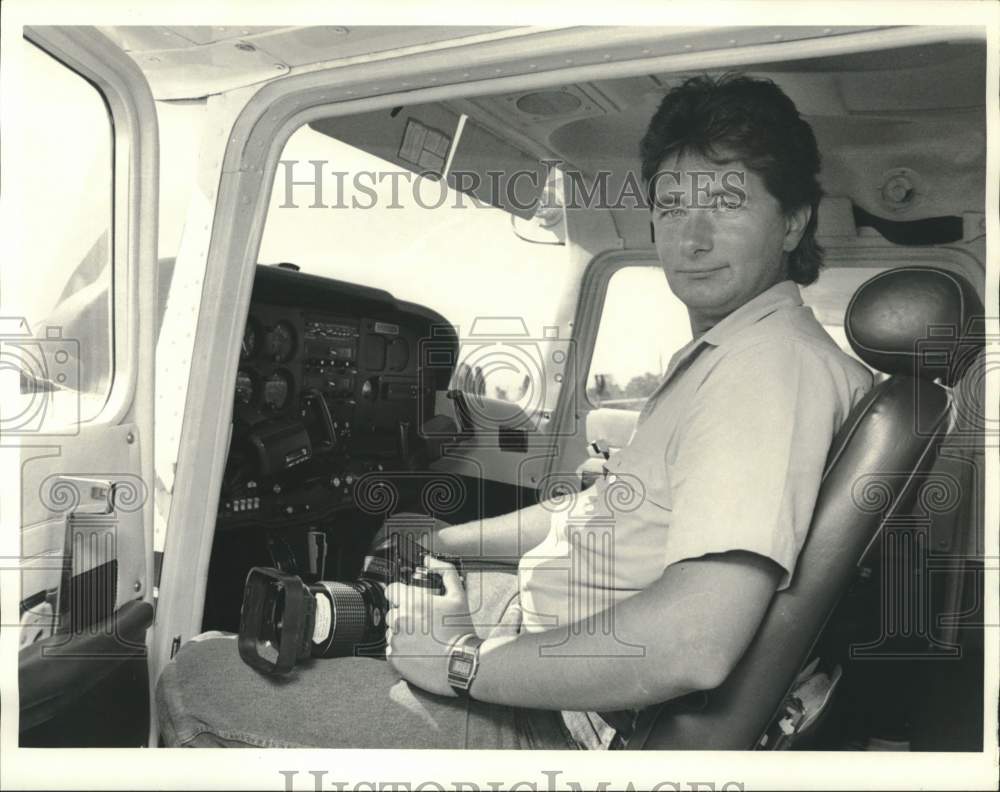 1986 Press Photo Bill Waite, Aerial Photographer Sitting in Plane - Historic Images