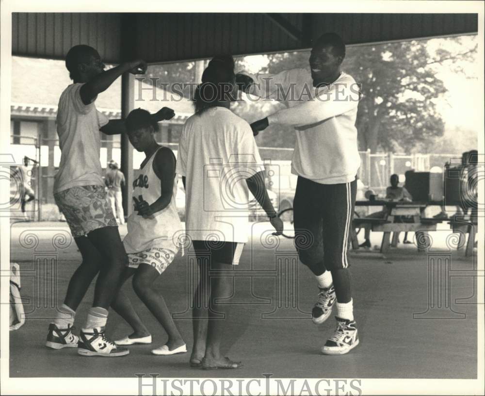 1988 Press Photo Friends Dancing at Urban League&#39;s Family Day at Kirk Park - Historic Images